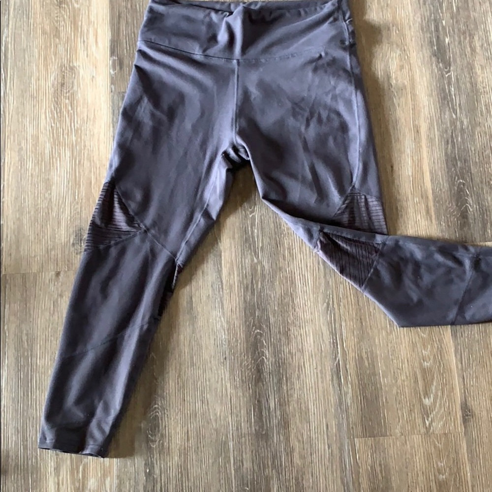 Fabletics Off Gray detailed cropped leggings